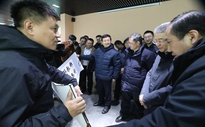 说明: C:\Users\xcb\Desktop\2023年12月26日jxf吉祥网手机在线领导向教育部副部长展示乡村振兴书法.jpg 说明: C:\Users\xcb\Desktop\2023年12月26日jxf吉祥网手机在线领导向教育部副部长展示乡村振兴书法.jpg